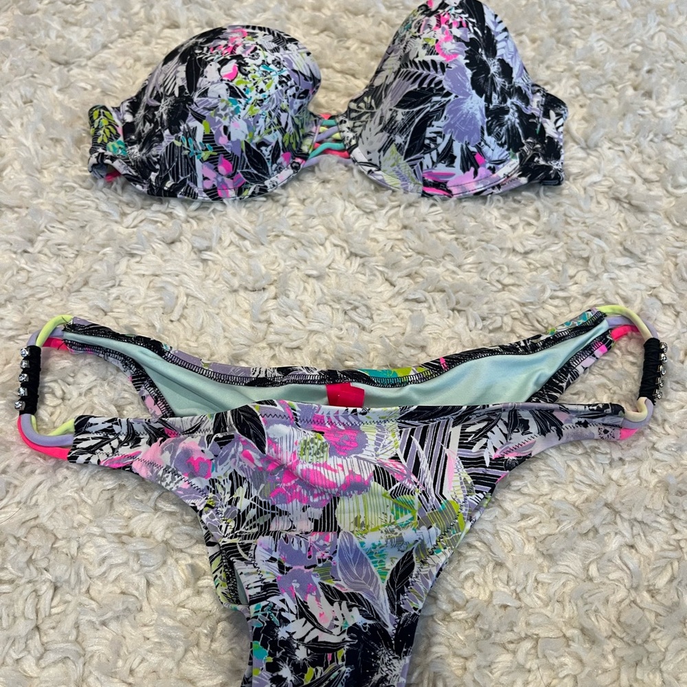 Victoria Secret bikini - Picture 11 of 13